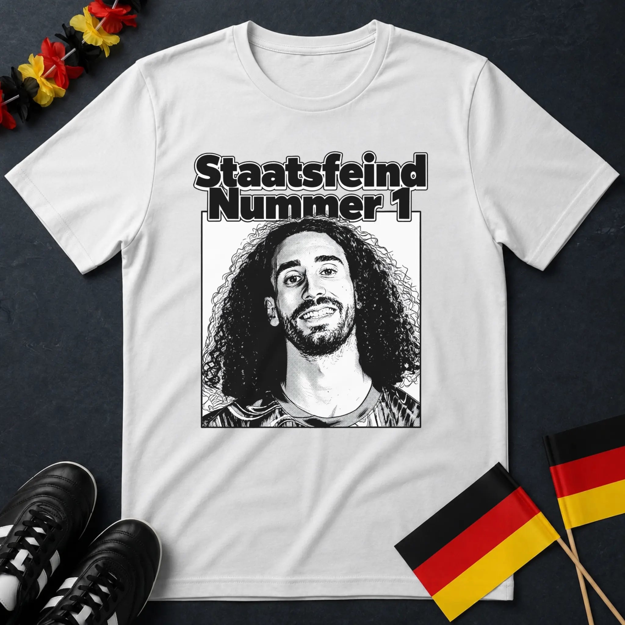 Staatsfeind Nummer 1 Deutschland Fan-Shirt mit Cucurella-Motiv in Weiß
